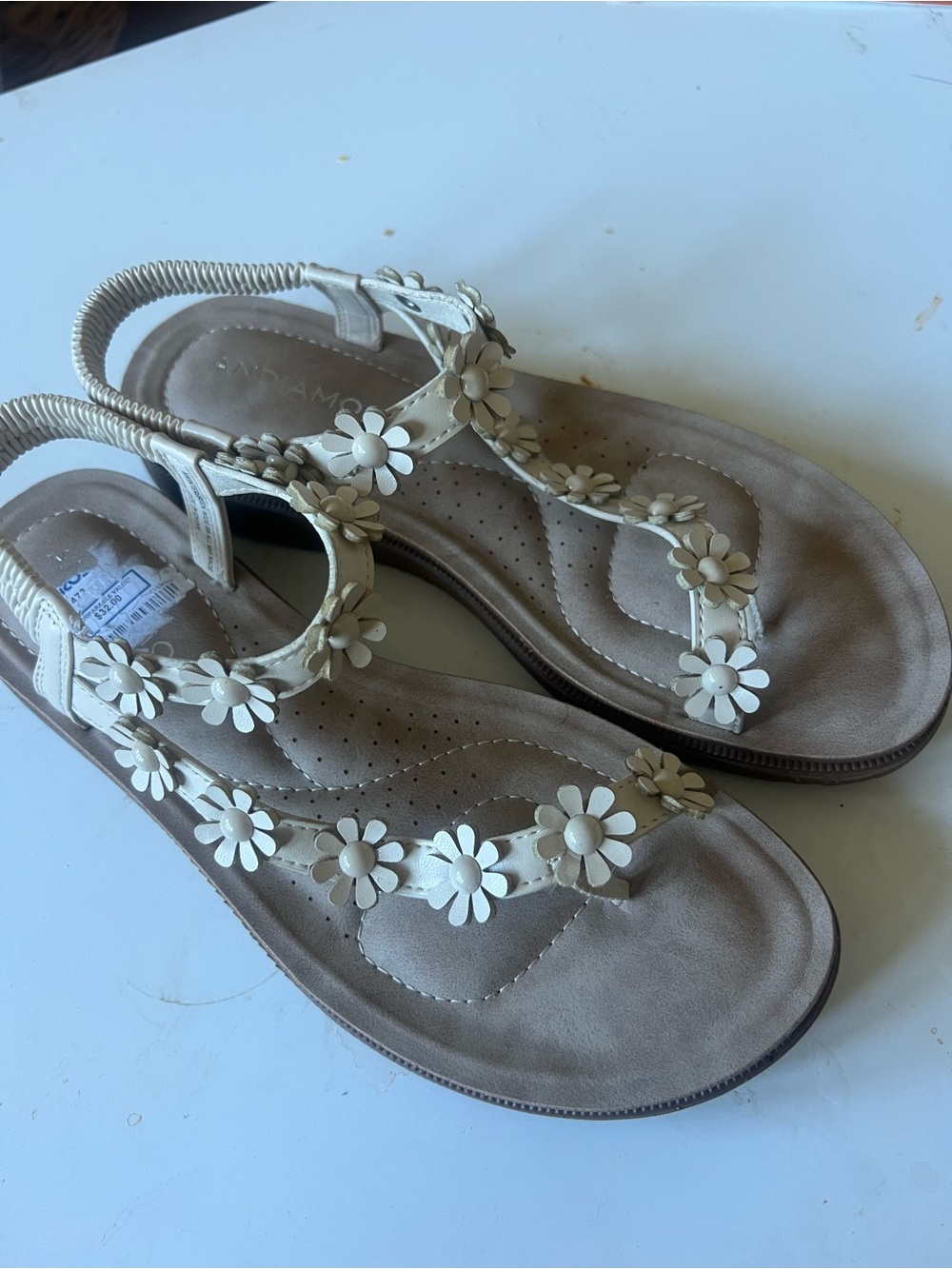 Andiamo flowered sandal. 8 W New